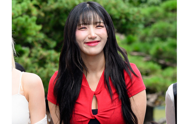 ボリューム感半端ない！チョウォン、胸元にハラハラ…キュッと絞られた衣装で際立つ“恵体”