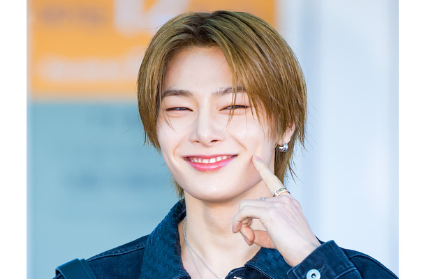 Stray Kids・I.N、可愛らしいポーズで“末っ子”の魅力全開に！一体感のあるルックでイタリアへ