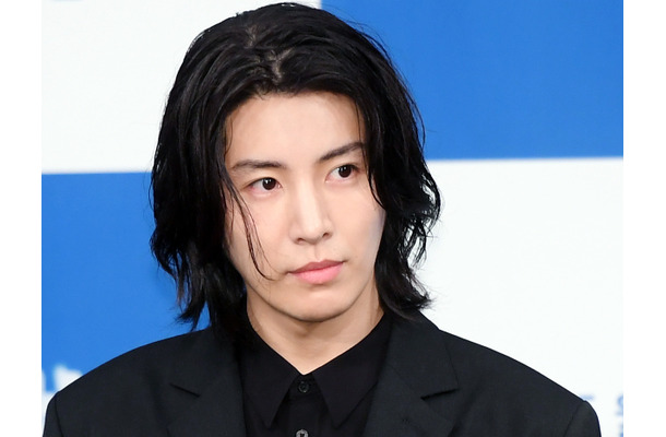 綾瀬はるかとの熱愛説でも話題になった韓国俳優、“王子様キャラ”は生まれつきではなく「母の教育方針」