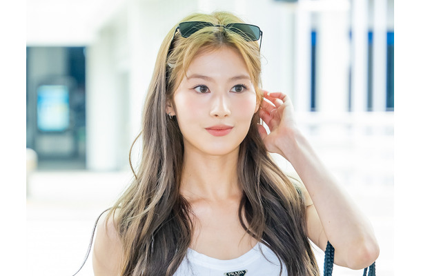 はみ出てる…TWICE・サナ、「あかん」姿に！タンクトップからチラ見えの黒インナーで悩殺