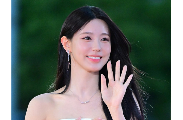 “ほぼ紐ドレス”で話題を集めたミヨン、ボリューム感あらわなオフショル姿に釘付け「息できない」