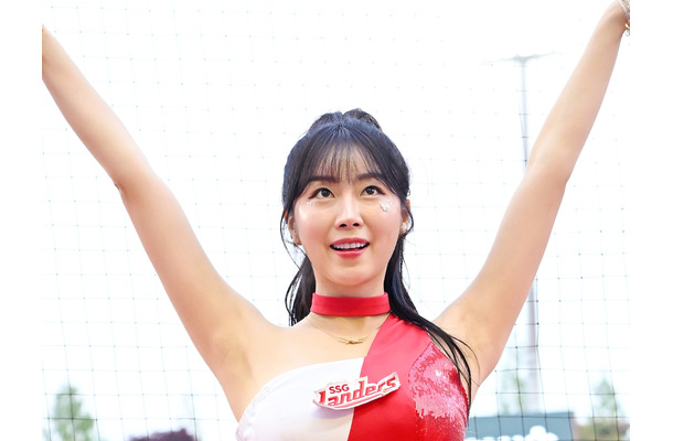 真っ赤なチャイナドレスで際立つ“豊満ライン”　韓国美女チアのアン・ジヒョン、台北で魅せた悩殺ショット