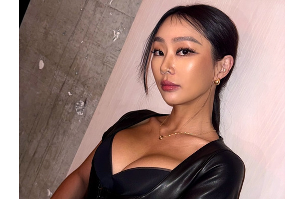 ド迫力胸元を間近で…ヒョリン、もはや収まりきっていない“ピチッと”レザートップスで魅了