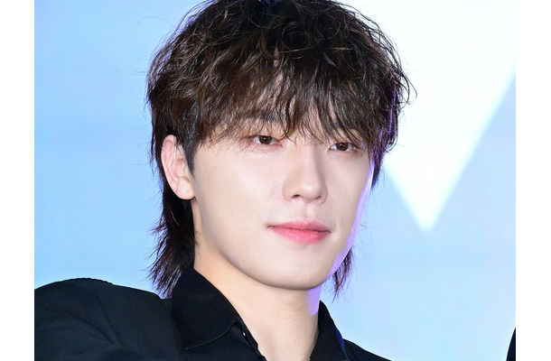 「ボタン閉めて！」SEVENTEEN・ディノ、素肌覗くスーツ姿で“色気爆発”…艶っぽビジュでファン魅了！