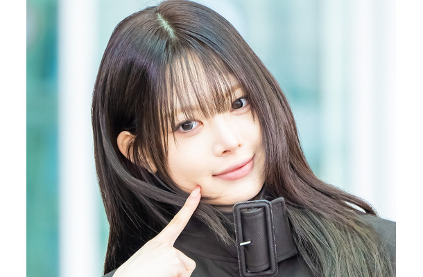 LE SSERAFIM・ウンチェ、“スラリ美脚”を大胆披露！個性的デザインの空港ファッションに視線集中