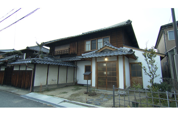 「復元リノベ」した築９０年の二軒長屋　右半分が住人（アルジ）の住まい©MSB