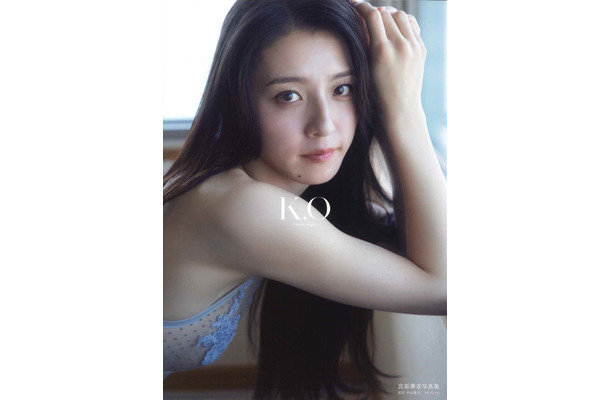 表紙／宮原華音 1st写真集『K.O～kanon origin～』（C）ワニブックス
