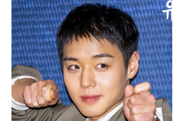 主演映画が韓国で1000万人動員間近…Wanna One出身パク・ジフン、次は調理兵役！軍服姿の近況