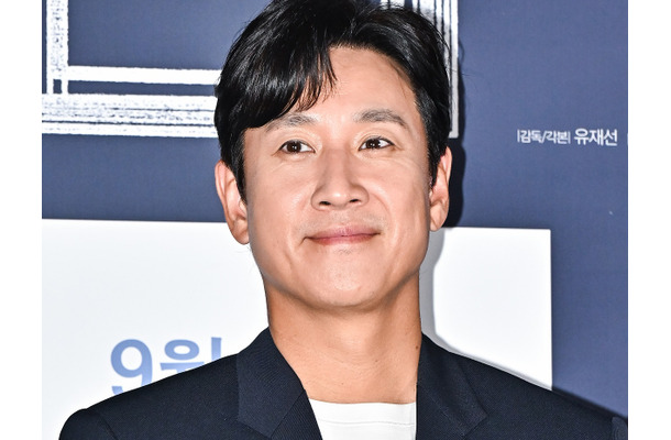 突然の別れから3度目の誕生日…『パラサイト』イ・ソンギュンさん、親友俳優が墓所を訪問「恋しい」