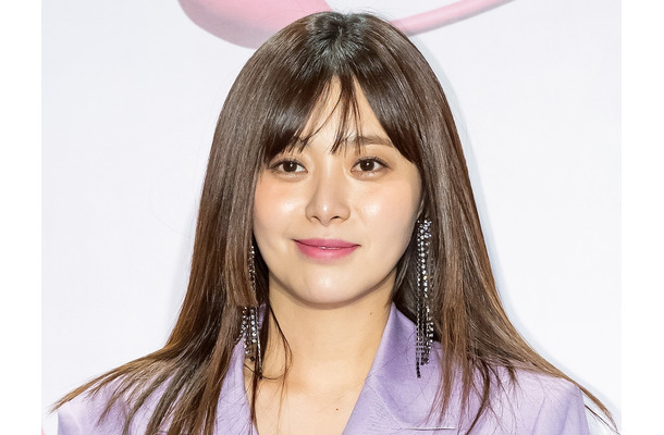 “韓国人のマナー問題”がまたしても…共用ソファに土足乗せて笑顔の女優に批判殺到