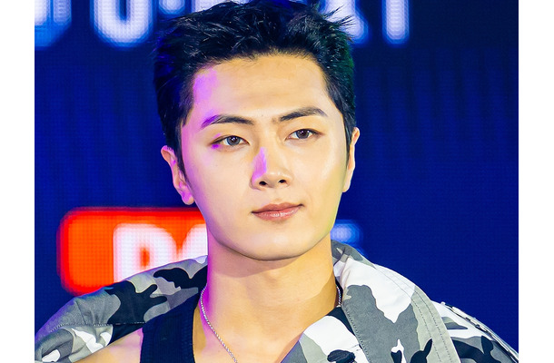 「完璧なイケメン」ENHYPEN・ジェイ、“シャープな横顔”に視線集中！スポーティーな魅力を披露