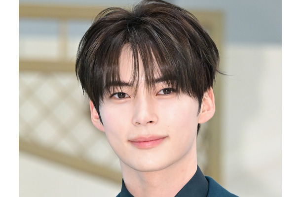 ZB1ソン・ハンビン、“貴公子ビジュアル”で魅了…端正な顔立ち映えるスーツ姿でイベントに登場