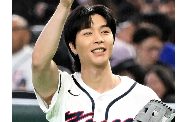 NCT・ジャニー、WBCの始球式に登場！東京ドームを沸かせた力強い投球、練習の様子も【独自写真】