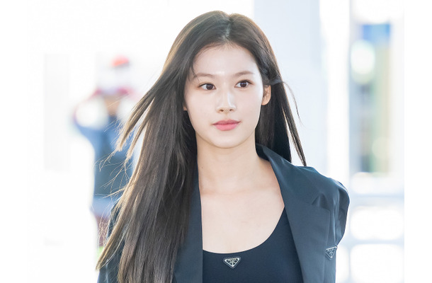 すんごい…TWICE・サナ、たっぷりボリュームで色気爆発！“透けミニワンピ”で見せたオトナの魅力