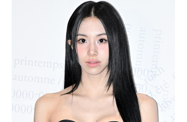 腕のタトゥーも堂々披露！TWICE・チェヨン、ミニ丈タンクトップから“白肌”あらわ「美しすぎる」
