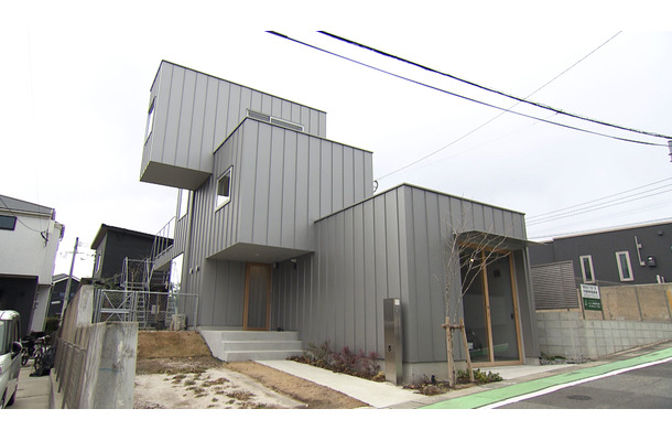 箱を段々に重ねたようななんとも不思議な形の家©MBS