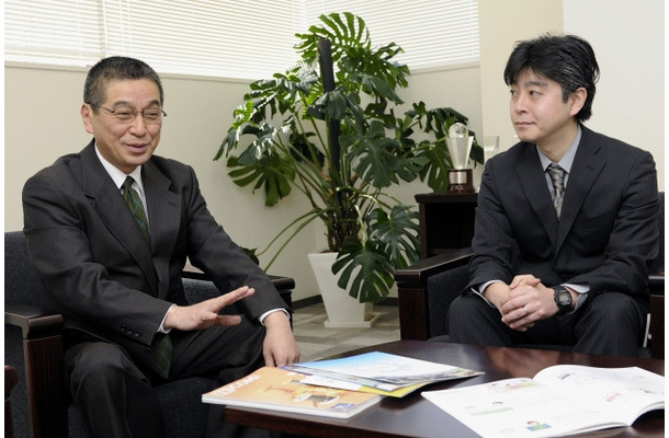 取締役 渡辺功氏（左）とマーケティング統括部 プロモーション担当 アシスタントマネージャー 井上幹生氏（右）