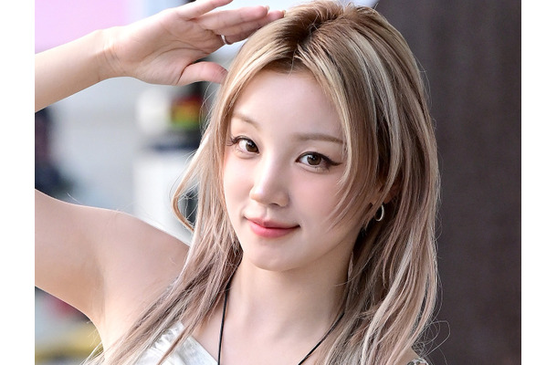 「やばい…」i-dle・ウギ、透け見え“ハイレグ”コルセットで美くびれ全開！非現実的ボディに釘付け