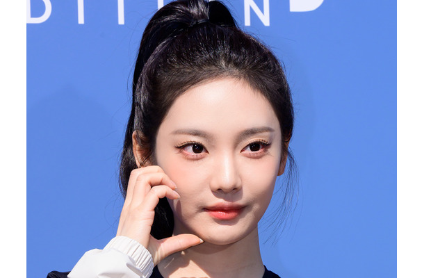 aespa・ニンニン、ピタッとウェアで“美ボディ”披露！爽やか笑顔でイベントに出席