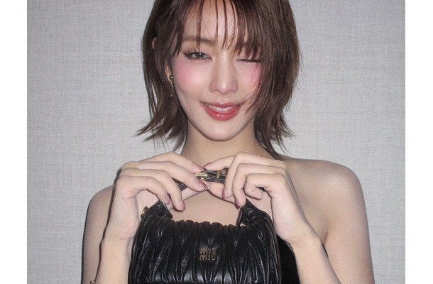 「ほぼ見えてる？」サイド全開シャツで“ふくらみの始まり”をファッションに昇華させたミンニ、視線独占