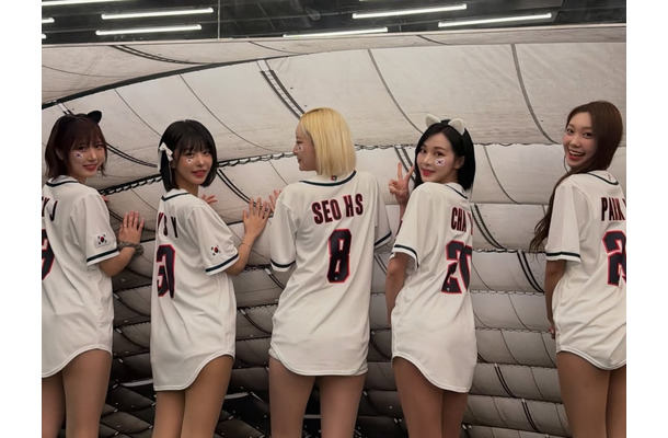 あれ、ズボンは!? 来日した韓国美女チア軍団、後ろ向きポーズで魅せた驚愕の“美ライン”にファン悶絶