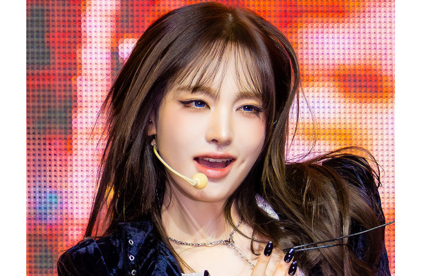 脇腹までガッツリと…IVE・リズ、大胆カットの“ハイレグ”衣装で視線を圧倒「すさまじい破壊力」