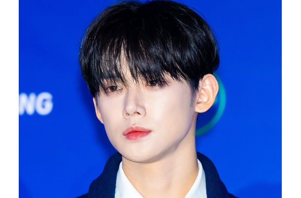 TXT・ヨンジュン、パリで見せた“爽やか笑顔”に沼落ちファン続出「エッフェル塔より輝いてる」