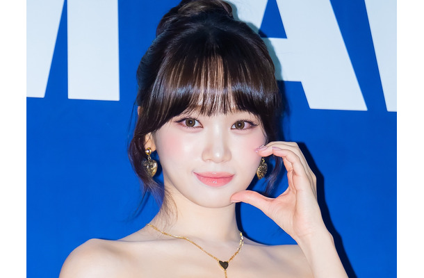 「透明感が…」LE SSERAFIM・チェウォン、オフショルから覗くほっそり“美鎖骨”に視線集中