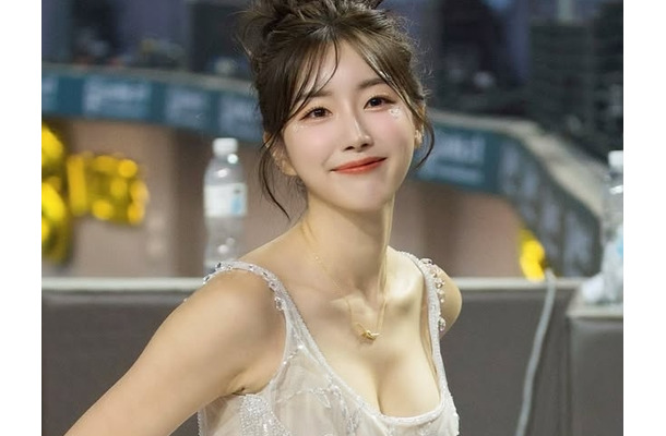 豊かな胸元！圧倒的なボリューム感に目を奪われる韓国“チア界の女神”、完璧肉体に驚嘆