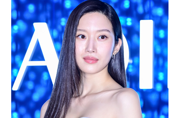 「ほぼ全部見えてる」衣装で話題に！ムン・ガヨン、ずり落ちそうな“紐なし”ドレスから美デコルテあらわ