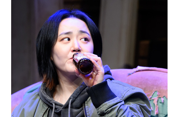 清純派のイメージを脱却しすぎて誰かわからないレベル　ムン・グニョン、9年ぶり舞台で衝撃の男性役