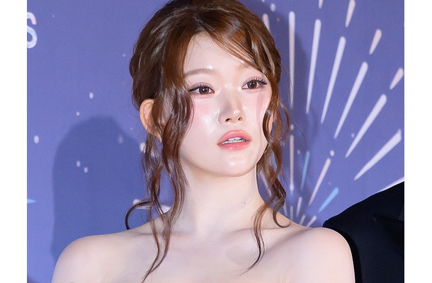 ふわふわな胸元にドキッ…日本人K-POPアイドル、“コルセット風衣装”で放つ大人の色香「見惚れた」