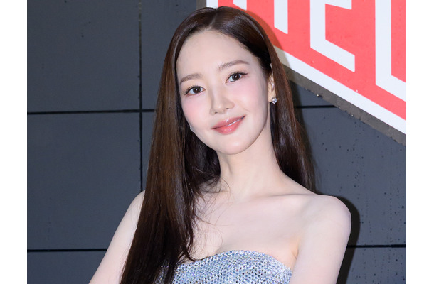 これはキケン…女優パク・ミニョン、華奢な背中露わにして色気放出！普段見せない妖艶な表情