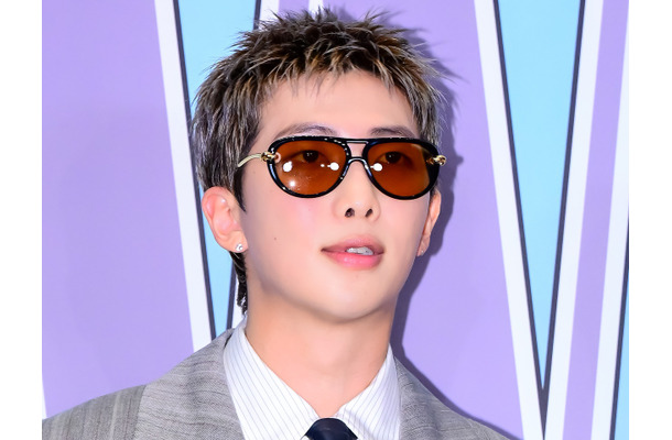 「せめて歌は頑張る」BTS・RM、自ら怪我の状態を公開…復帰公演を前に悔しさあらわに