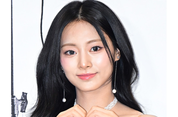 「危険です」TWICE・ツウィ、“胸元エアポケット”に視線集中！ギャップ満点な姿にファン悶絶