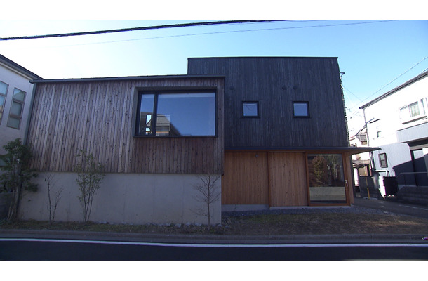 2つの木の箱を組み合わせたような家©MBS