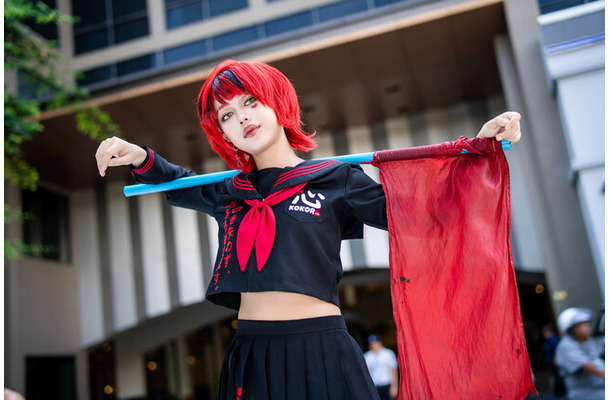 同イベントマスコットキャラ「愛ちゃん」のコスプレをするステージMC