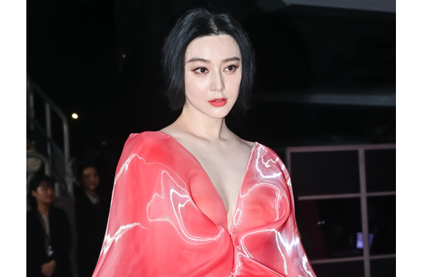 「巨額脱税」や「失踪説」で話題集めたファン・ビンビン、『イカゲーム』監督との“意外な2ショット”に注目