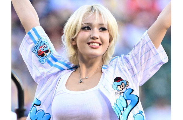 あと数センチで…インナー露出で物議を醸したチョン・ソミ、ヒヤヒヤする背中の肌見せが話題