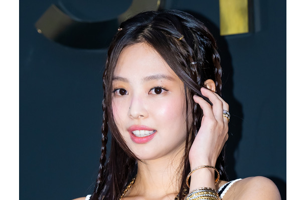 目のやり場に困る…BLACKPINK・ジェニー、布面積少なめ衣装で圧巻スタイル「息止まる」「ヤバい」