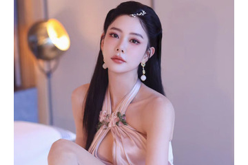 こぼれ落ちそう…“世界で最も美しい顔”2位の韓国女優、胸元オープンドレスでボリューム感あらわ 画像