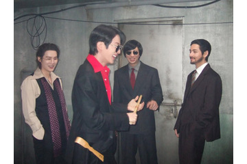 『それスノ』披露も話題！BTS、渋い変身を楽しんだ「怪しい同窓会」…『2.0』MV撮影の裏側公開 画像