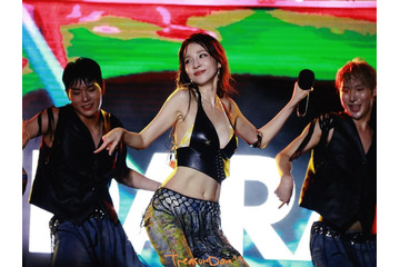 「思い切って全部脱ぐ」発言も話題に！パク・サンダラ、“紐スイムウェア”姿でバカンス楽しむ 画像