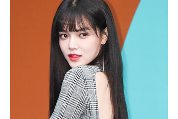 ナイトプールで開放的なスイムウェア姿…タトゥーも堂々披露、元K-POPアイドルの近況に「気絶しそう」の声 画像