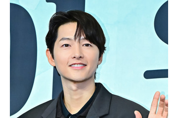 “2児のパパ”俳優ソン・ジュンギ、アメリカで有名作家と交流？自然体の近況写真に注目 画像