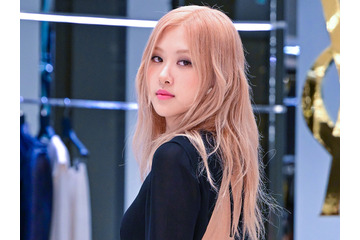 スレッスレ…BLACKPINK・ロゼ、透けた黒ミニワンピで艶やかに！寝そべり写真も 画像