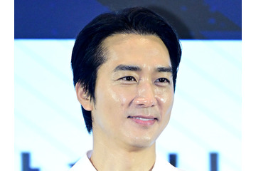 “韓流四天王第2世代”俳優ソン・スンホン、韓国アイドルの結婚式に登場「羨ましい」 画像