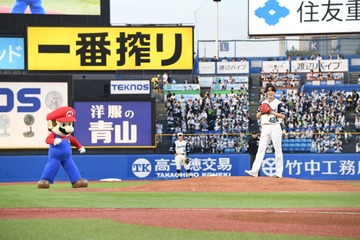 映画『ザ・スーパーマリオ』マリオ役の宮野真守が始球式に登板！ノーバウンド投球で思わず〝マリオポーズ”!? 画像