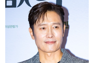 愛娘を溺愛する“パパの姿”…俳優イ・ビョンホン、3歳娘との手つなぎお散歩ショットに注目！ 画像