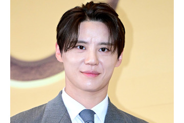 元東方神起・ジュンス、気品漂う“スーツ姿”で授賞式に登場！爽やかオーラで視線独占【独自写真】 画像